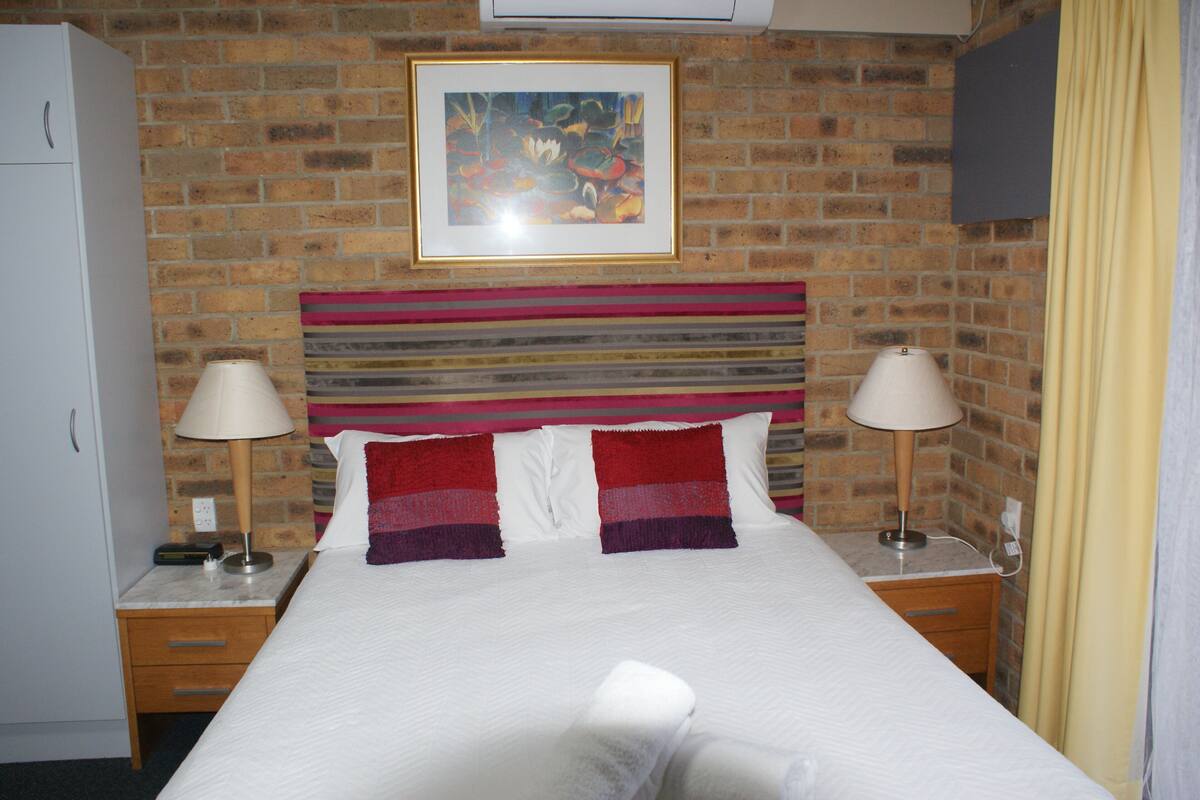 Courtyard Standard Spa (Ground Floor) | Iron/ironing board, WiFi (free), bed sheets