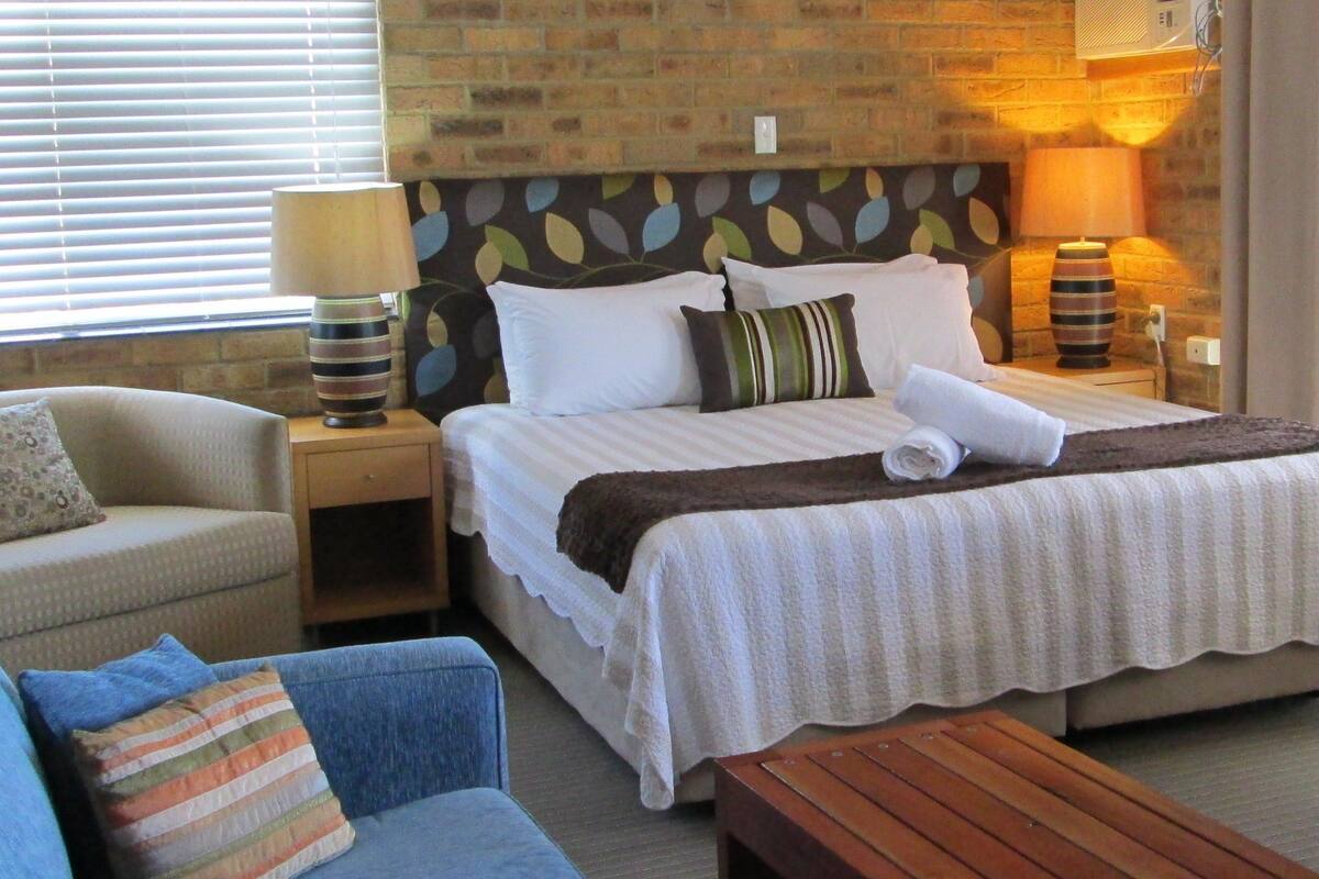 Iron/ironing board, WiFi (free), bed sheets