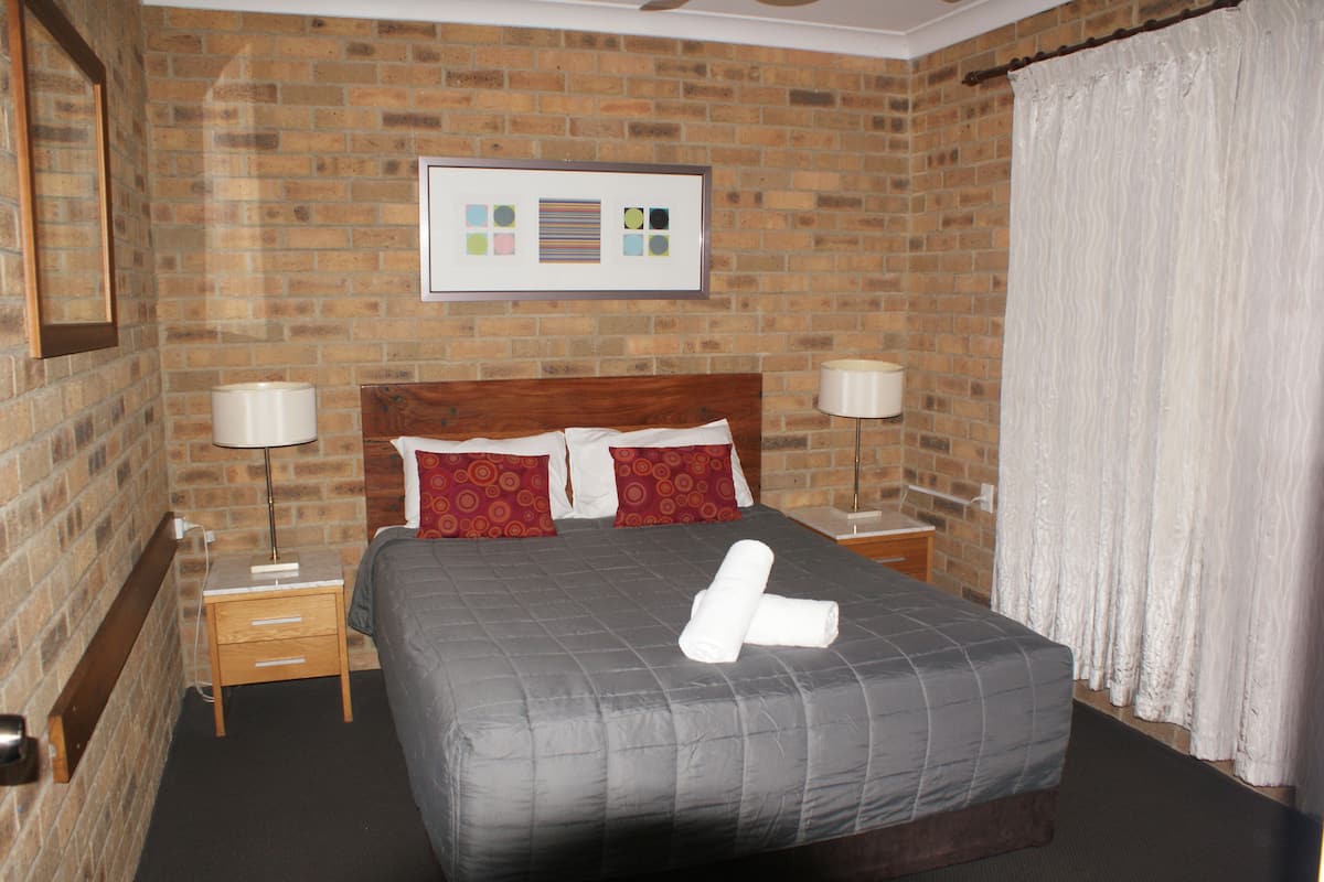 1 Bedroom Family Unit | Iron/ironing board, WiFi (free), bed sheets