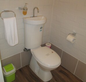 Artículos de higiene personal gratuitos, secador de pelo y toallas