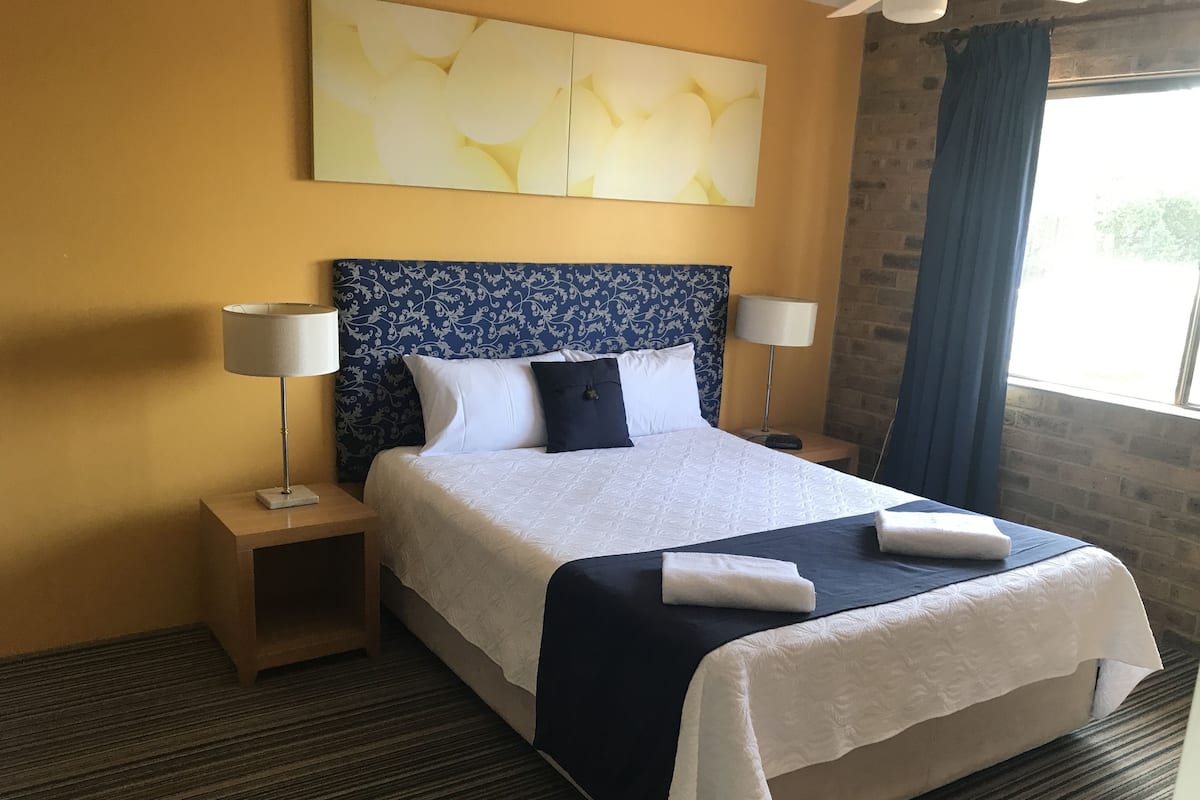 1 habitación, tabla de planchar con plancha, wifi gratis y ropa de cama