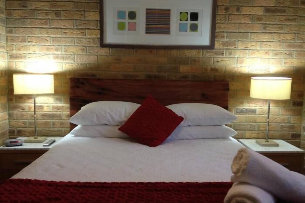 1 Bedroom Studio | Iron/ironing board, WiFi (free), bed sheets