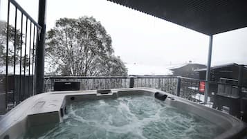 Private spa tub