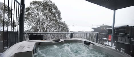 Private spa tub