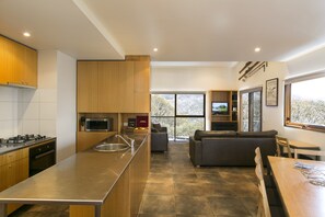 Cobertura, 2 quartos (Two Bedroom PH - Sapporo) | Cozinha privada | Micro-ondas, cooktop, lava-louças, máquina de café expresso
