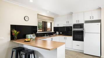 Standard-Apartment, 2 Schlafzimmer | Eigene Küche | Kühlschrank, Mikrowelle, Herdplatte, Geschirrspüler