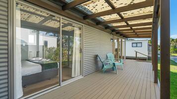 Deluxe Studio (1BR) | Terrace/patio