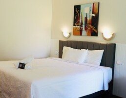 Minibar, escritorio y sistema de insonorización 