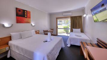 ํธ๋๋์
๋ ๋๋ธ๋ฃธ ๋๋ ํธ์๋ฃธ, ์นจ๋(์ฌ๋ฌ ๊ฐ), ๊ธ์ฐ, ์์์ฅ ์ ๋ง | ๋ฏธ๋๋ฐ, ์ฑ
์, ๋ฐฉ์ ์ค๋น, ๋ค๋ฆฌ๋ฏธ/๋ค๋ฆฌ๋ฏธํ