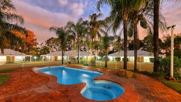 Una piscina al aire libre