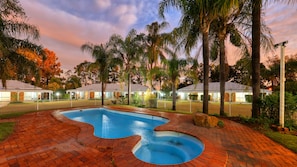 Outdoor pool - Chinchilla Great Western Motor Inn (Chinchilla)