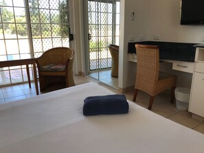 40 インチの薄型テレビ (衛星放送視聴可)、テレビ