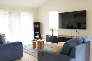 Three Bedroom Cottage | Living area | 40-inch flat-screen TV with satellite channels, TV - The Clan Terrigal (Wamberal)