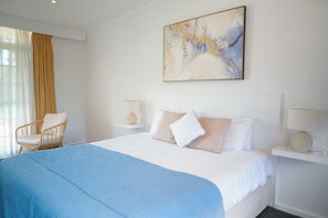 Lakefront King Room | Desk, iron/ironing board, cribs/infant beds, free WiFi - The Clan Terrigal (Wamberal)