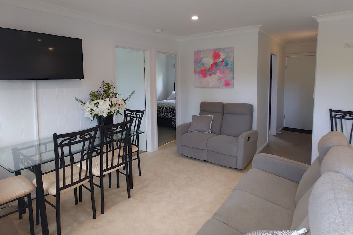 Apartamento familiar, 3 habitaciones, vistas parciales al lago | 1 dormitorio, sábanas de algodón egipcio, ropa de cama de alta calidad