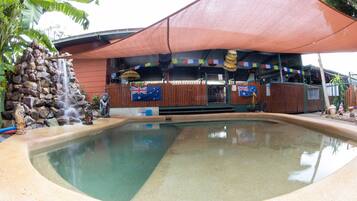 Una piscina al aire libre