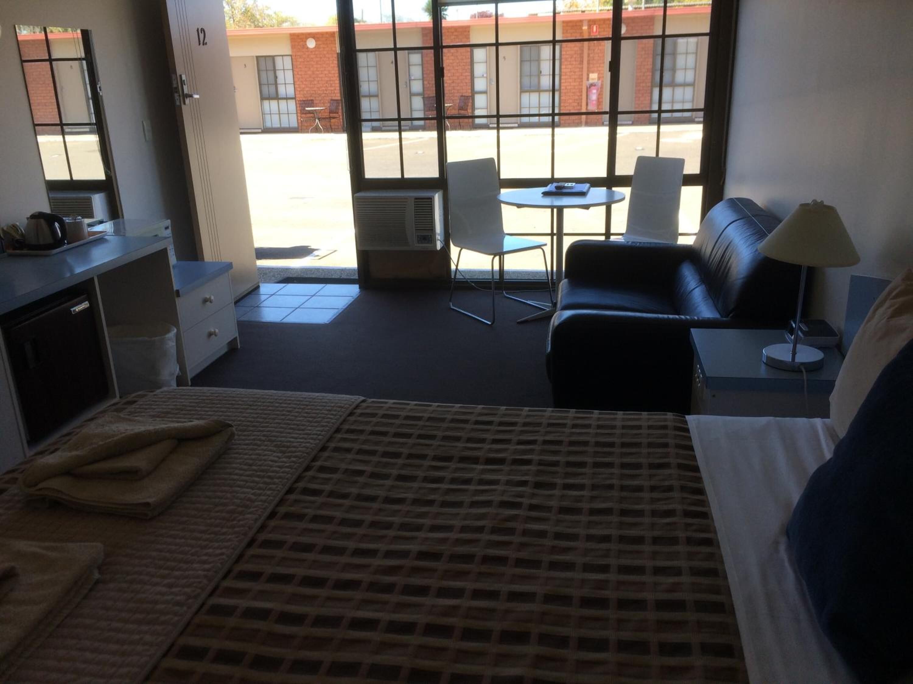 Tabla de planchar con plancha, wifi gratis y ropa de cama 