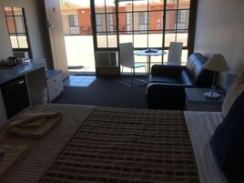 Tabla de planchar con plancha, wifi gratis y ropa de cama 