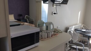تناول الطعام داخل الغرفة