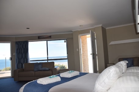 Spa Suite | Blackout drapes, soundproofing, free WiFi, bed sheets. Stansbury Holiday Motel