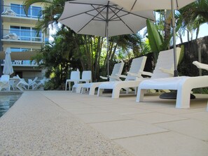 Outdoor pool, pool umbrellas, pool loungers - Island Palms Resort (Nelly Bay)