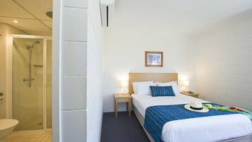 2 bedrooms, iron/ironing board, bed sheets