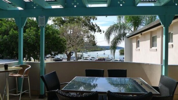 Outdoor dining - Watersedge Motel (Woy Woy)