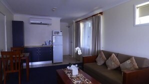 Living area - Watersedge Motel (Woy Woy)