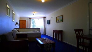 Iron/ironing board, WiFi (free), bed sheets - Watersedge Motel (Woy Woy)