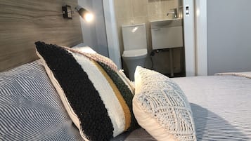 1 habitación, escritorio y espacio para trabajar con laptop