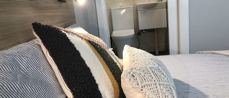 1 多间卧室、办公桌、笔记本电脑工作区、熨斗/熨板