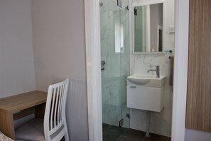 Bathroom - Carnarvon Lodge (Kirribilli)