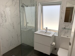 Shower, free toiletries, hair dryer, towels - Carnarvon Lodge (Kirribilli)