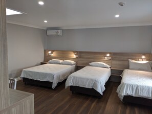 Desk, laptop workspace, iron/ironing board, free WiFi - Carnarvon Lodge (Kirribilli)