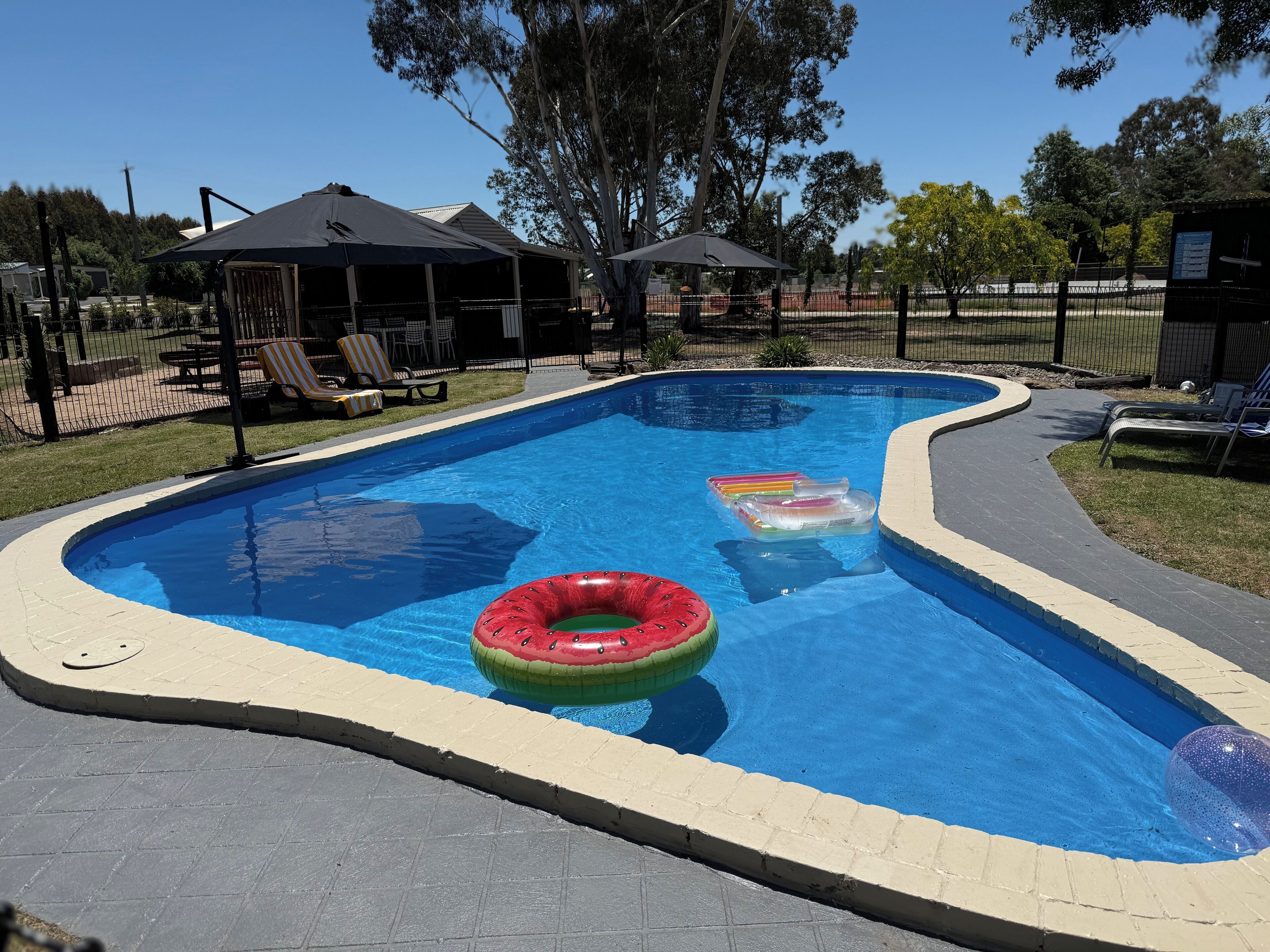 室外游泳池，恒温泳池，日光浴躺椅