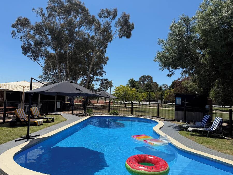 Piscine extérieure, piscine chauffée, chaises longues
