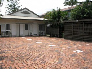 Free self parking - Central Motel Mooloolaba (Mooloolaba)