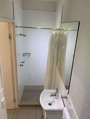 Shower, free toiletries, hair dryer, towels - Central Motel Mooloolaba (Mooloolaba)