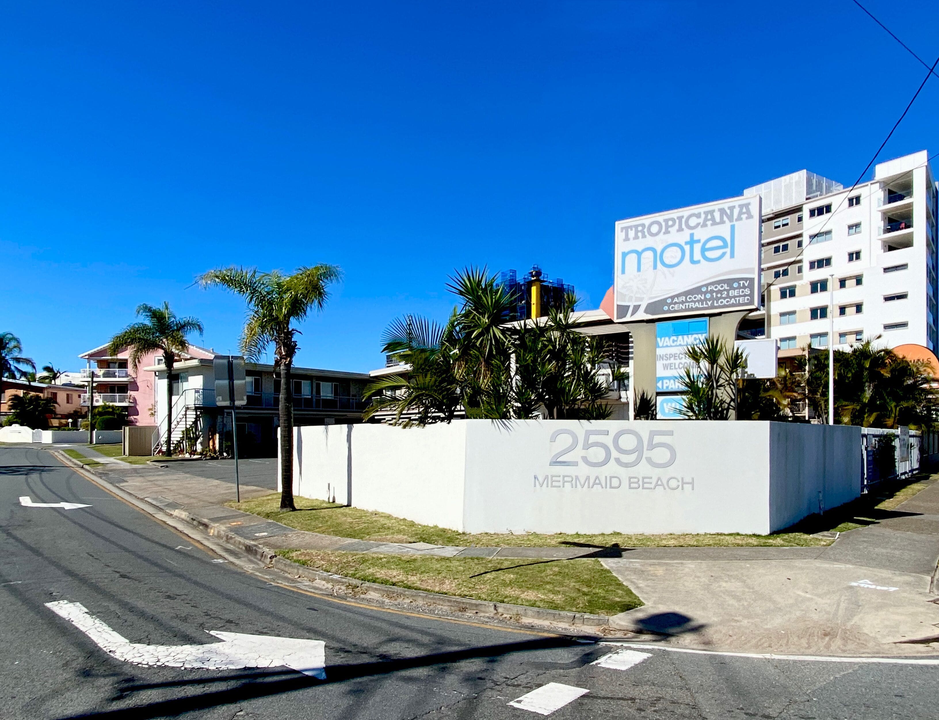 Motel Tropical Inn con un cartel que indica 2595 Playa Mermaid.