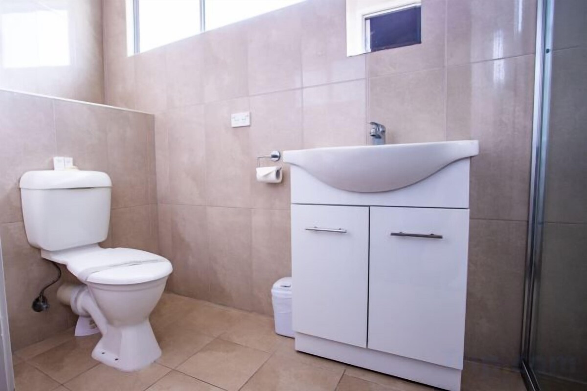 Ducha, artículos de higiene personal gratuitos y secador de pelo
