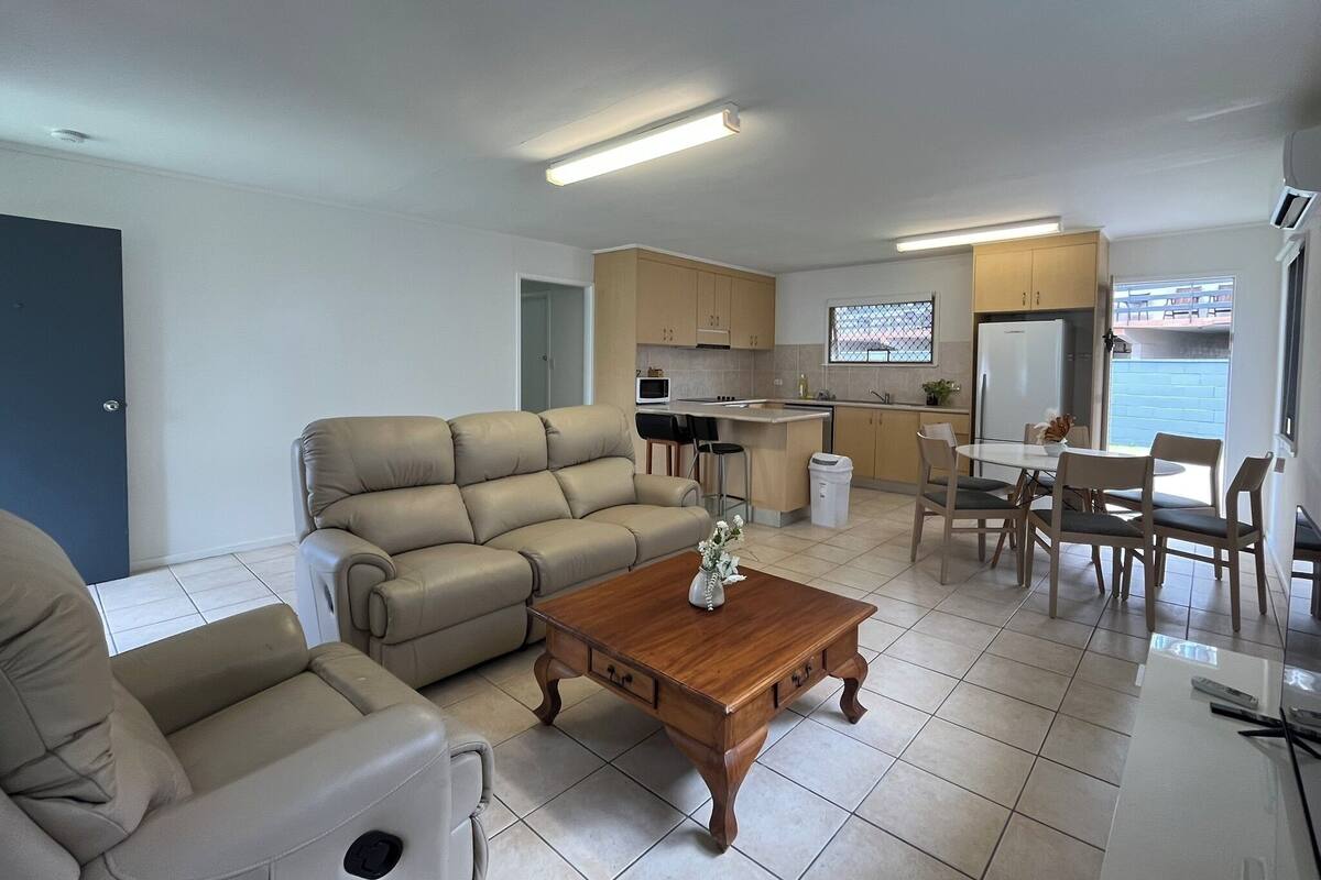Eine moderne Wohnung mit Wohnzimmer, Küche und Essbereich.