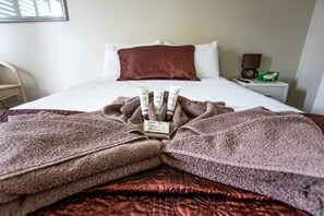 Queen Motel Suite | Iron/ironing board, free WiFi, bed sheets - Tropicana Motel (Mermaid Beach)