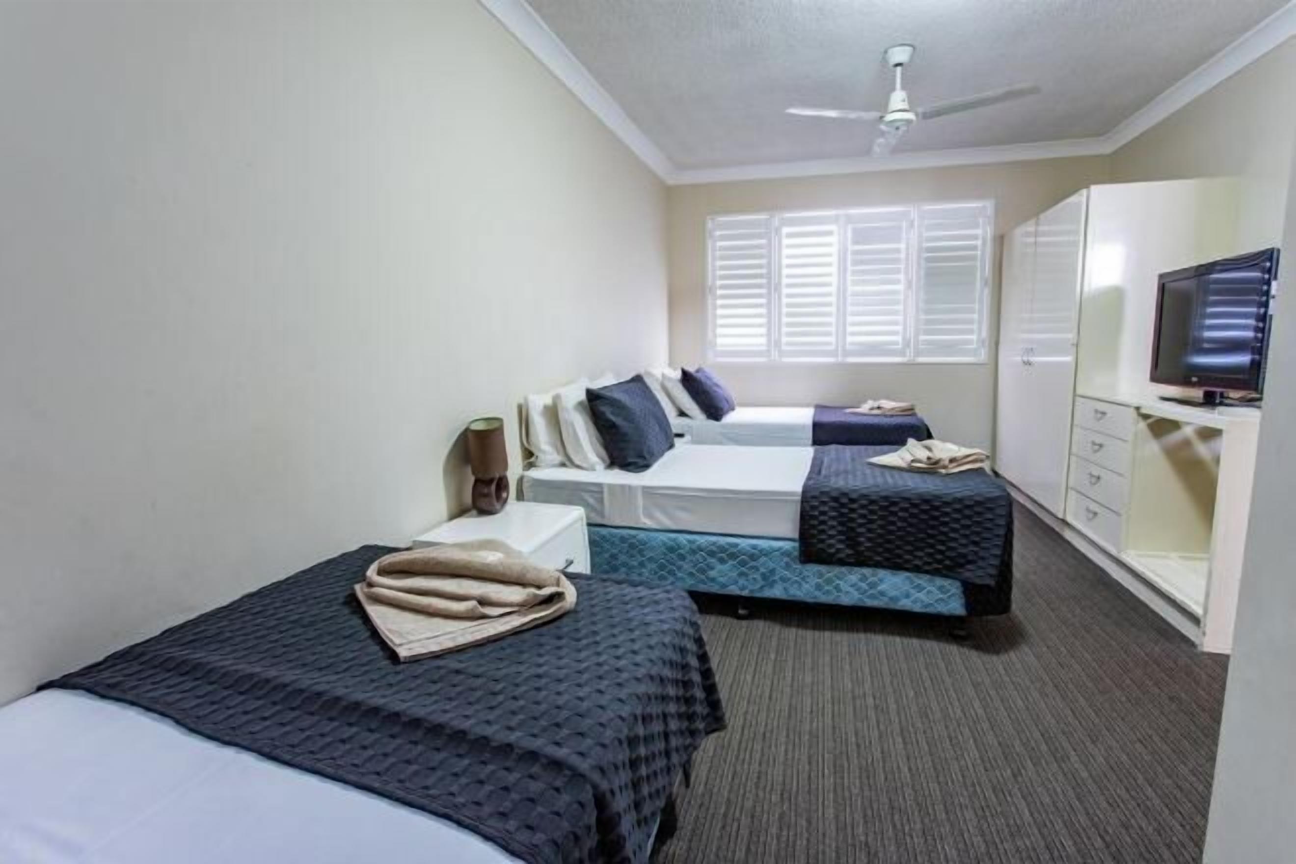 Een strijkplank/strijkijzer, gratis wifi, beddengoed