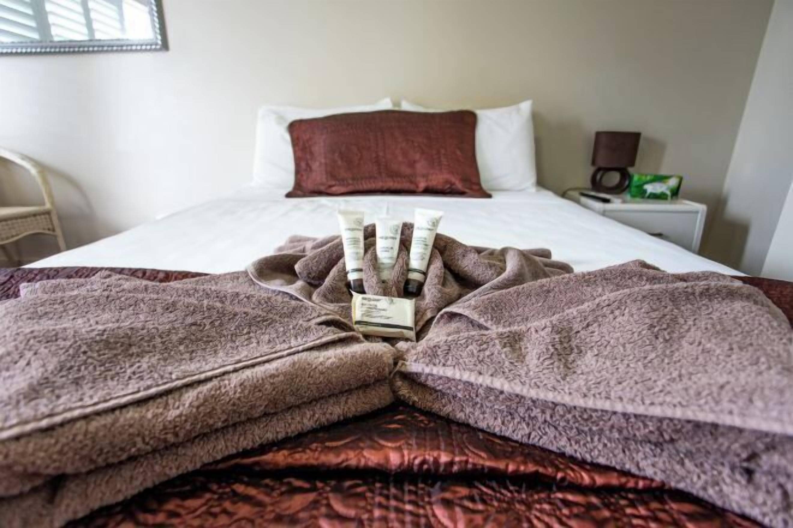 Een strijkplank/strijkijzer, gratis wifi, beddengoed