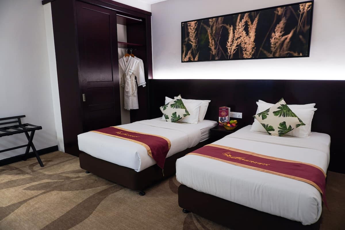 Junior Twin Room | Minibar, in-room safe, free cribs/infant beds, free WiFi