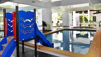 Una piscina cubierta, tumbonas