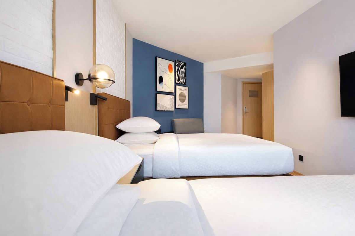 Deluxe Room, 2 Twin Beds | Minibar, in-room safe, free cribs/infant beds, free WiFi