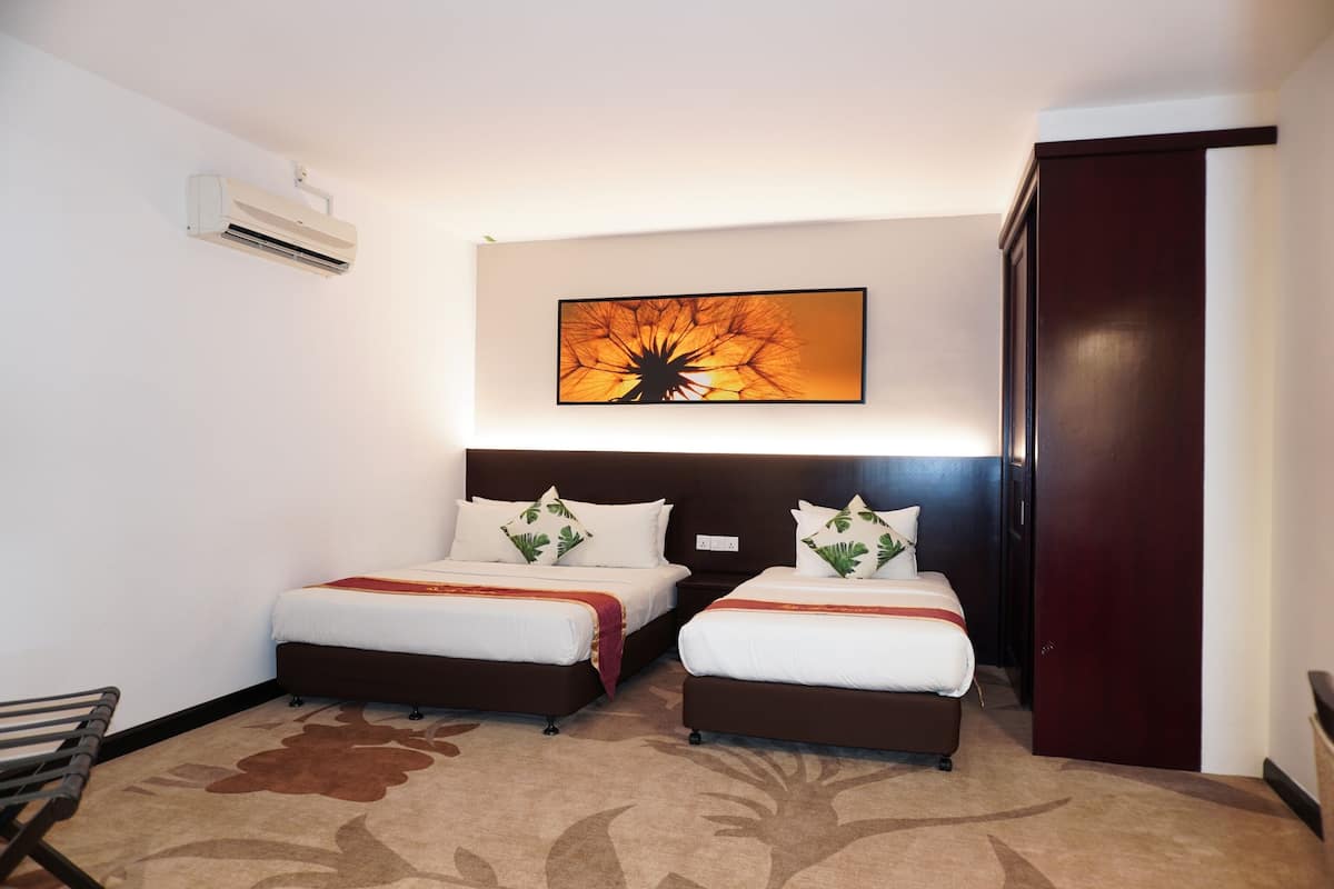 Family Triple Room | Minibar, in-room safe, free cribs/infant beds, free WiFi