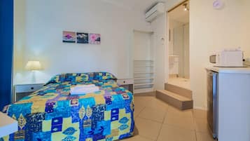 Habitación con 2 camas individuales, 1 cama doble | Escritorio, tabla de planchar con plancha, wifi gratis