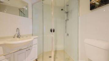 Habitación con 2 camas individuales, 1 cama doble | Baño | Ducha y toallas